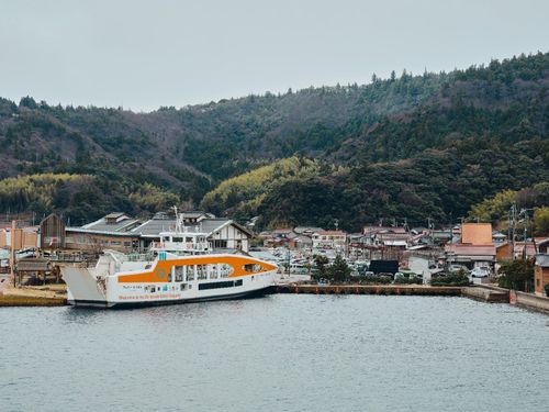 船でしかたどり着けない2200人の離島