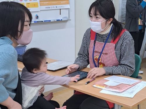 乳幼児検診でのひとコマ。日常の些細な様子、心配事にも寄り添う仕事ができます。