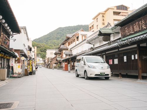 由緒ただしい街並みを背景に暮らす