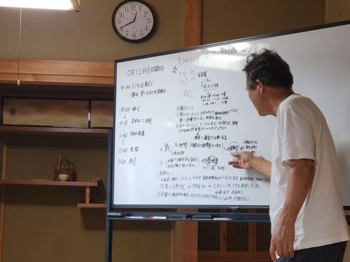 座学で知識も学びます。（2期生活動日より）