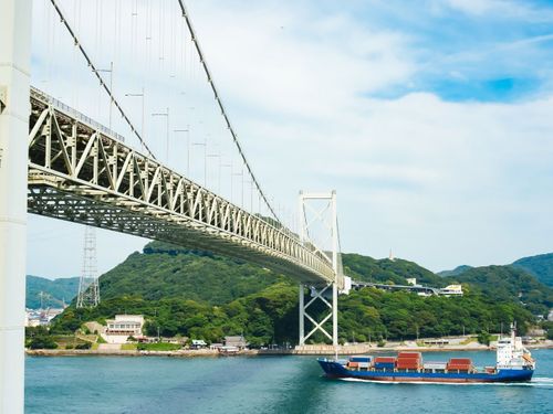 山口県下関市と福岡県北九州市を結ぶ関門海峡