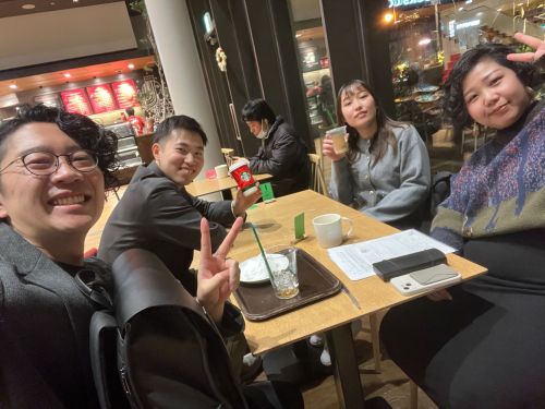 常に対話しながら仕事を進める仲間たち（多賀城市立図書館内カフェにて）