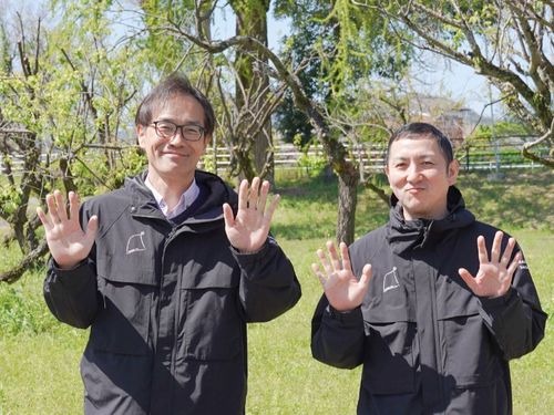 一緒に活動する松丸（左）、松尾（右）