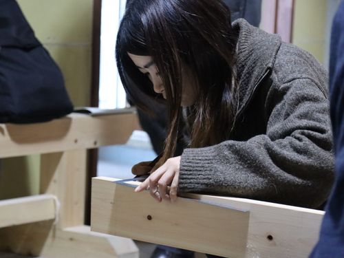 DIY体験では、大工さんからDIYで使用する工具の扱い方を学びます