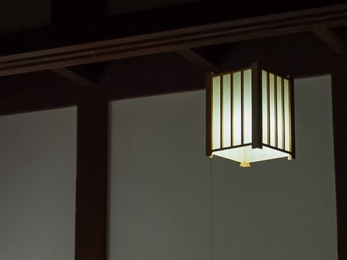 建物内にいくつか残るレトロな照明