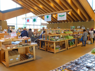 看板商品の農産物が足りず、町外からの仕入れに頼る場面も増えています
