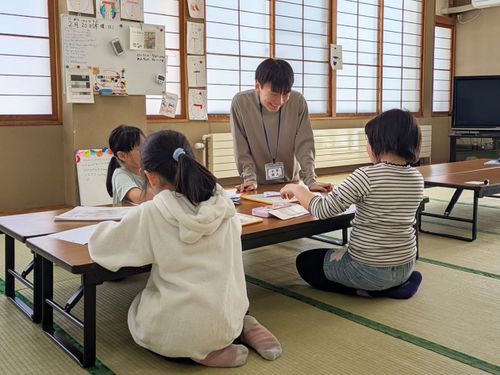 宿題をしている小学生の様子を見守ります。
