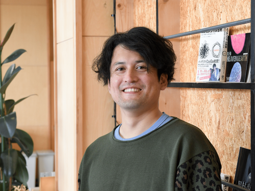 岩手出身。テレビ制作を経て田村へ移住。農業・羊・養蚕の再興に挑む