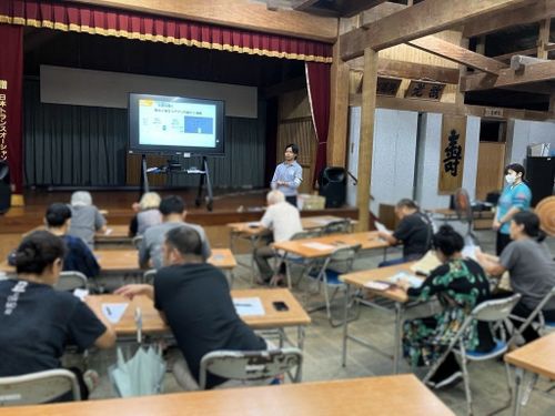 民間企業と合同で開催したスマホ教室の様子（竹富島）
