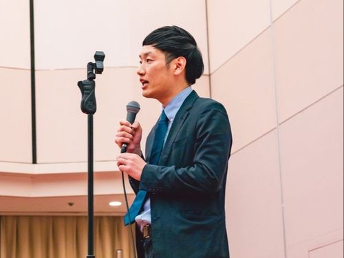 進行は愛媛県在住のフリーアナウンサーの砂川伸夫さん。