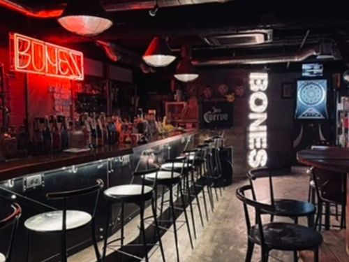 会場の『Bar BONES』