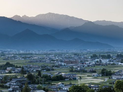 「安曇野の原風景」といわれる広大な田園風景が広がっています。