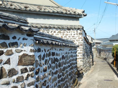 祝島、美しい練塀の小道