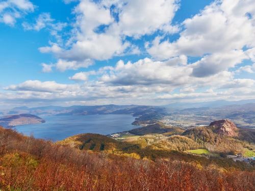 秋の秋の洞爺湖と昭和新山