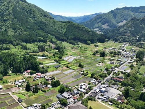 美しい山に囲まれ田園風景が広がる町