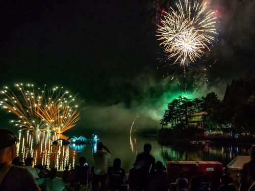沼沢湖水祭り1日目では300～400発の花火が打つあげられます。