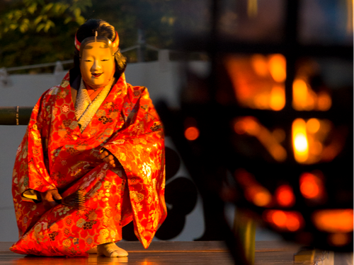 かがり火のもと上演される「松山能」