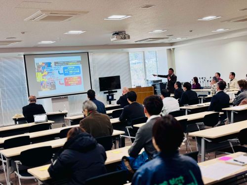 行政や地域の方々にご自身が考えたアイディアプレゼンを行なっていただきます。