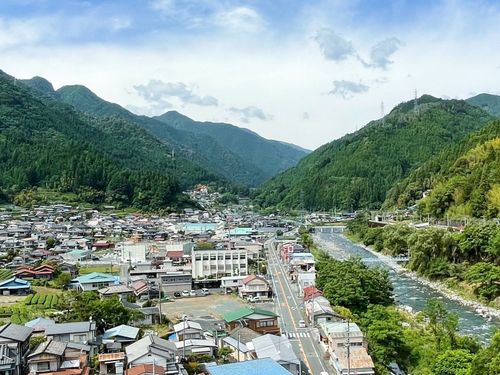 山間のまち。中心部はぎゅっとまとまるウォーカブルタウン