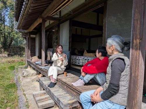 縁側であたたかな日差しを浴びながら、なごやかな時間を過ごしました