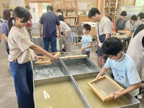 1000年以上続く国の伝統工芸「因州和紙」の紙漉き体験（あおや和紙工房）