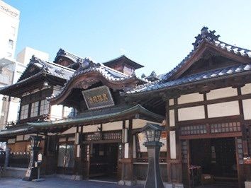 「道後温泉」は世界的にも人気の観光スポット（写真：えひめ移住ネットより）