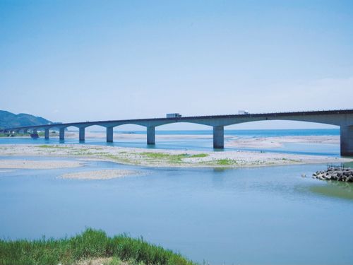 「奇跡の清流」仁淀川の河口で、太平洋と空と交わる青の景色✨