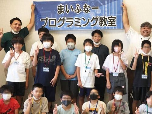 なつやすみ！まいふなープログラミング教室のアシスタンスを行う鳩間さん
