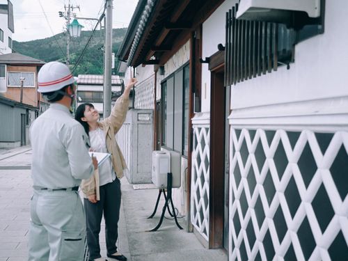 一軒一軒をくまなく調査。現場に行く仕事も多そうです。