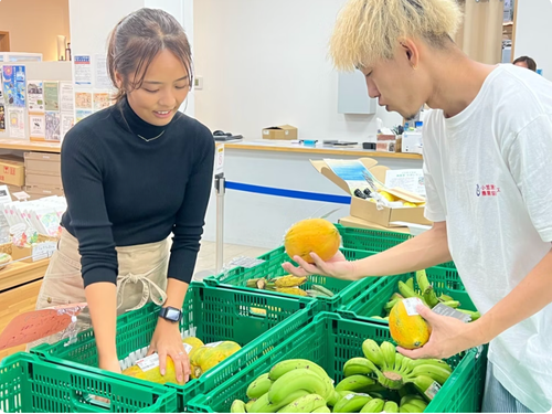 これは食べ頃だね。なんて話をしながら、農作物の陳列を行うことも。