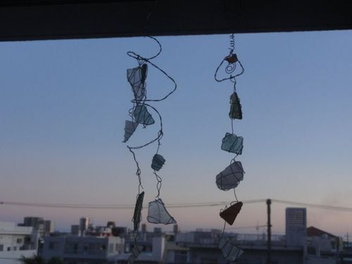 自宅の窓に飾る自身の作ったシーグラス　