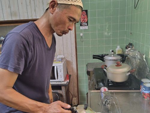 エチオピアのコーヒーを淹れる後藤さん