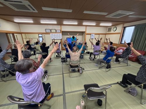 おじいちゃん、おばあちゃん達と楽しく体操！