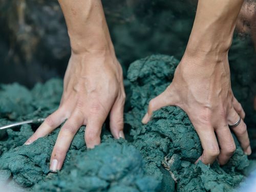 天気や湿度で表情を変える、生き物のようなお香づくり