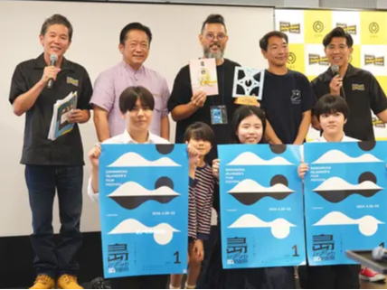 昨年度　最も挑戦的な事業に贈られる島チャレ賞を受賞した有田浩介さん（中央）
