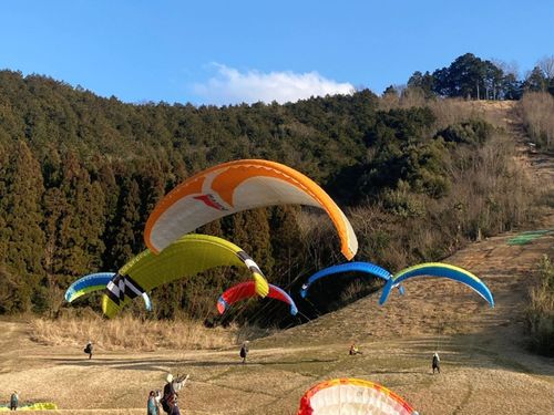 パラが舞う山と谷を散策、山頂まではモノラックで！