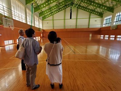 参加者のご希望に合わせたオーダーメイドツアー（若桜学園見学の様子）
