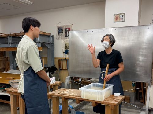 加茂紙漉きを実際に体験したり、加茂紙の歴史を直接伺います。