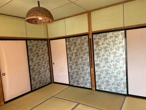 募集している部屋の1つ「巨峰の間」。8畳の和室に3畳のサンルームが付いています。