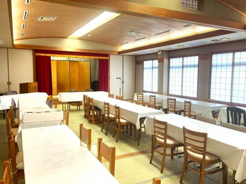 広～い宴会場には最大100人が入ります