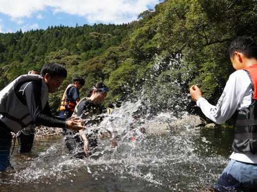 川遊びを満喫。釣りやクラフト体験に夢中になる方も。