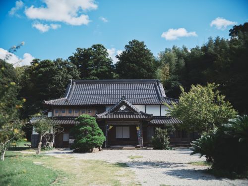 オフィスは築120年以上の古民家。後鳥羽上皇に仕えたと伝わる、村上家の建物です。
