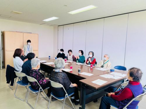 お年寄り交流イベント「まんまるカフェ」の様子