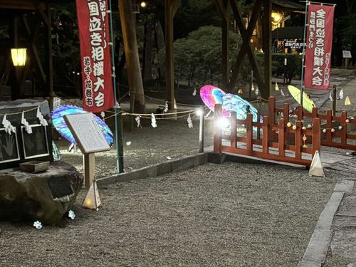 「成島和紙夢灯り展2024秋の陣in成島」の和紙ランプシェードなどを見学