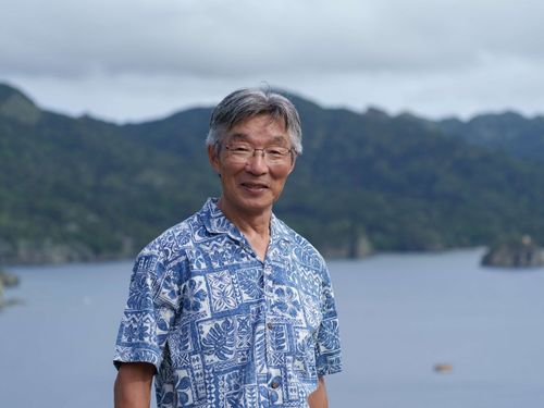25歳で小笠原へ移住して43年。現在は村長として島の未来づくりに取り組む渋谷さん