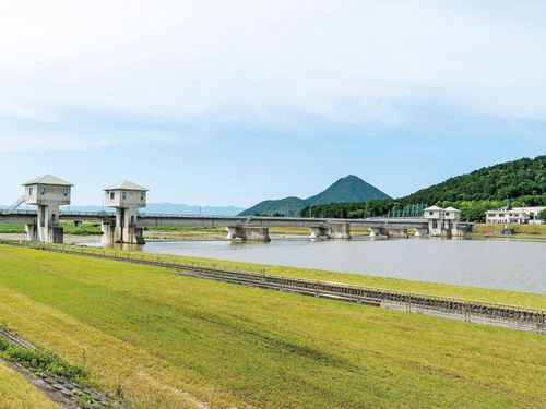 町の中心を流れる野洲川