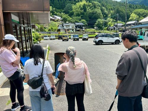 村内の事業者を巡って、話を聞いている様子