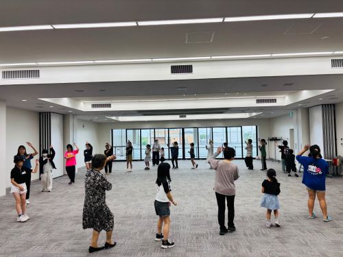 練習を見学。この間に親同士で未就学児など子供の面倒を見合って助け合う場面も