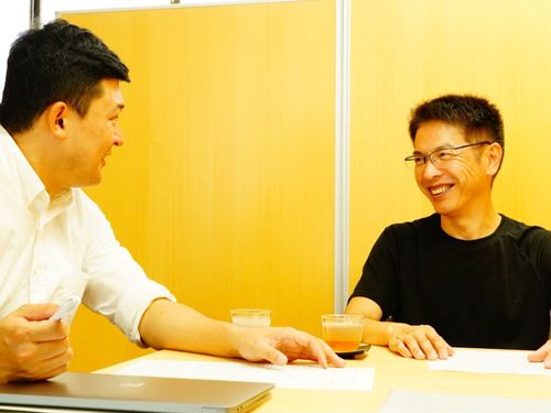 川端さん（右）と筆者（左）、気さくで頼れる方です！