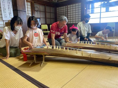 琴の大師範から学び、開始15分でチューリップが弾けるように！